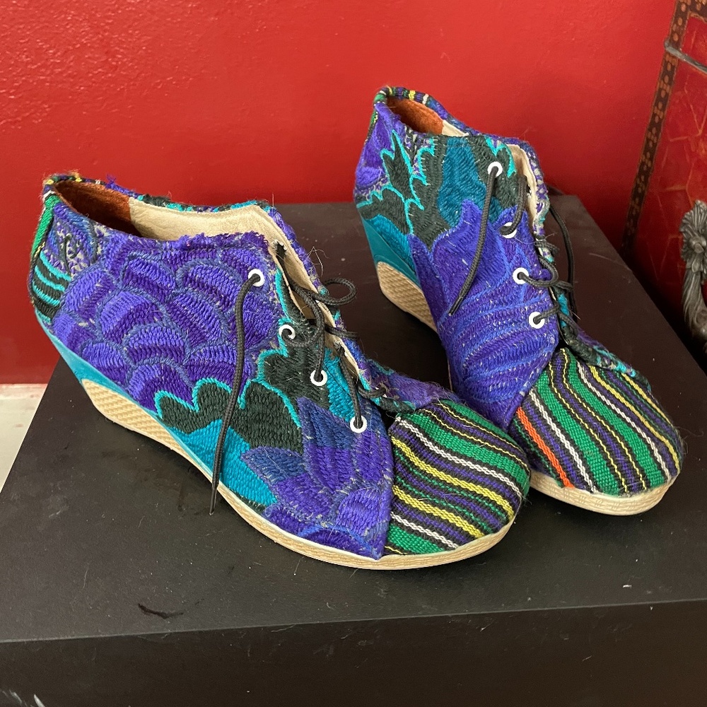 Handmade Embroidered Pumps - Picture 5 of 10